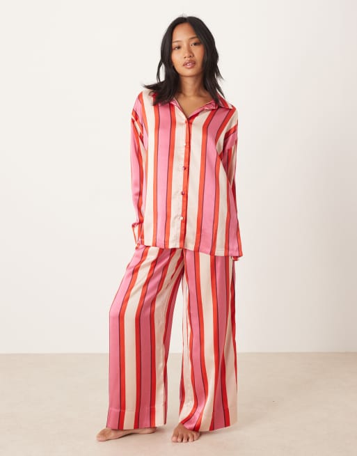 ASOS DESIGN Petite - Oversized satijnen pyjama met overhemd en broek in bordeauxrode en roze strepen