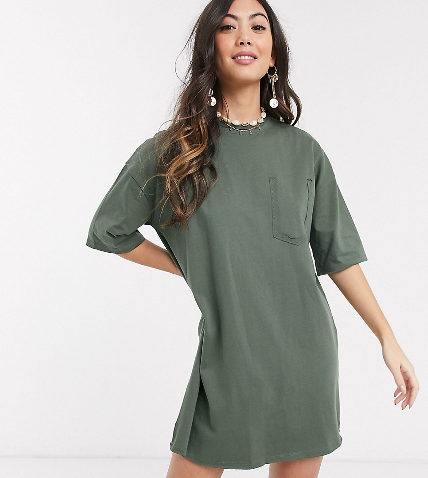 ASOS DESIGN Petite - Oversized T-shirtjurk met zakdetail in kaki-Groen