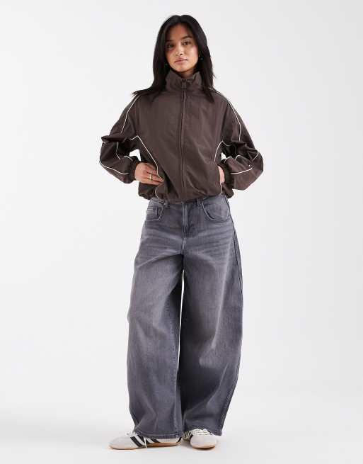ASOS DESIGN Petite - Oversized trainingsjack in bruin met crèmekleurige biezen , 2 van 4