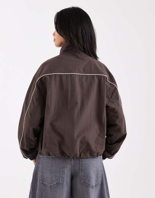 ASOS DESIGN Petite - Oversized trainingsjack in bruin met crèmekleurige biezen , 3 van 4