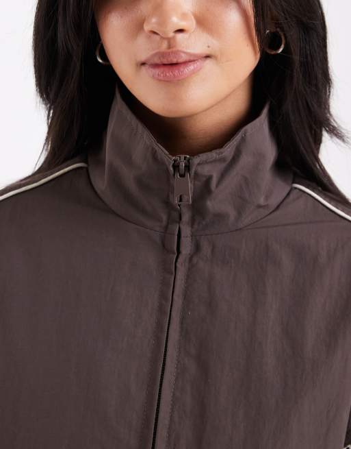 ASOS DESIGN Petite - Oversized trainingsjack in bruin met crèmekleurige biezen , 4 van 4