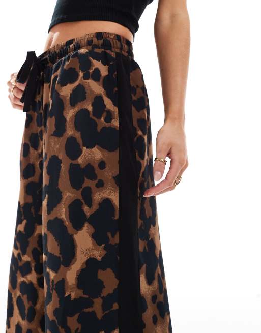 ASOS DESIGN Petite - Pantalon à enfiler avec empiècement contrastant et imprimé léopard, 4 de 5