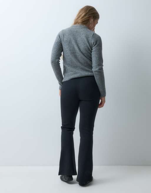 ASOS DESIGN Petite pantalón acampanado interlock en negro, 5 de 5