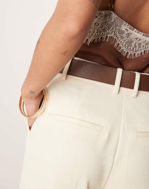 ASOS DESIGN Petite - Pantalon ajusté raccourci avec ceinture en PU - Crème, 4 de 5