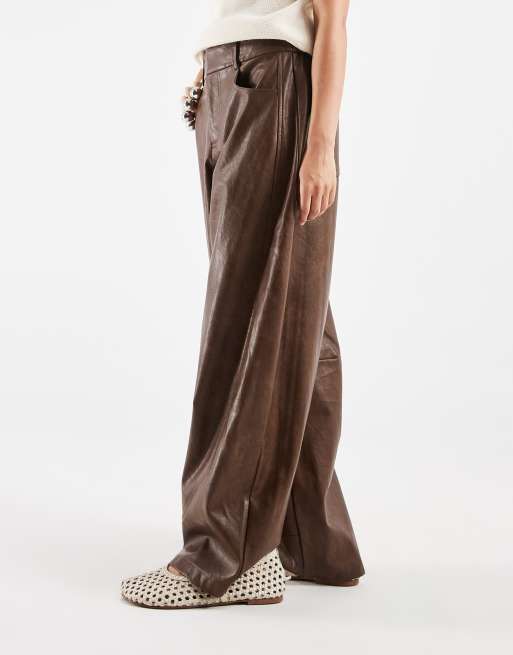 ASOS DESIGN Petite pantalon barrel ajusté en imitation cuir marron clair, 2 de 5