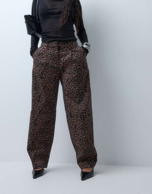 ASOS DESIGN Petite pantalon barrel ajusté imprimé léopard, 2 de 5