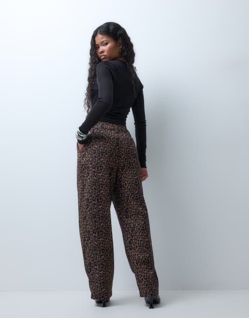 ASOS DESIGN Petite pantalon barrel ajusté imprimé léopard, 5 de 5