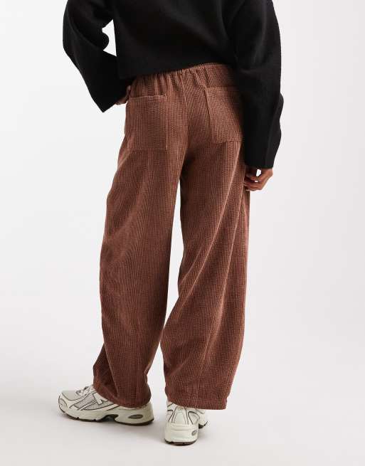 ASOS DESIGN Petite - Pantalon bouffant à enfiler en velours côtelé - Chocolat, 4 de 5