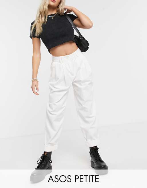 ASOS DESIGN Petite - Pantalon carotte texturé coupe ovoïde plissé sur le devant - Écru