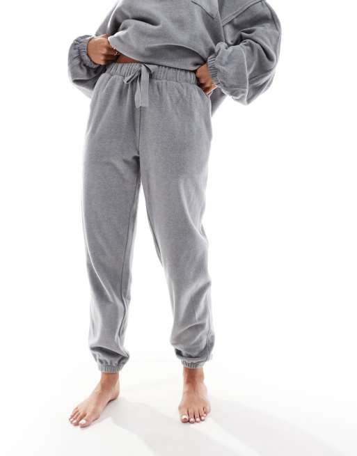 ASOS DESIGN Petite - Pantalon de jogging confort en polaire à assortir - Gris clair, 3 de 5