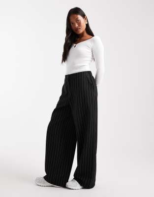 Petite - Pantalon décontracté coupe droite ajustée - Noir à rayures fines 38