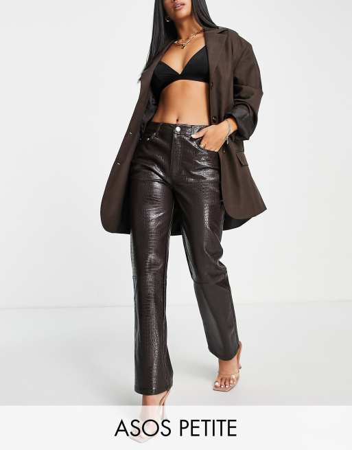 ASOS DESIGN Petite - Pantalon droit à taille basse en similicuir effet croco - Chocolat