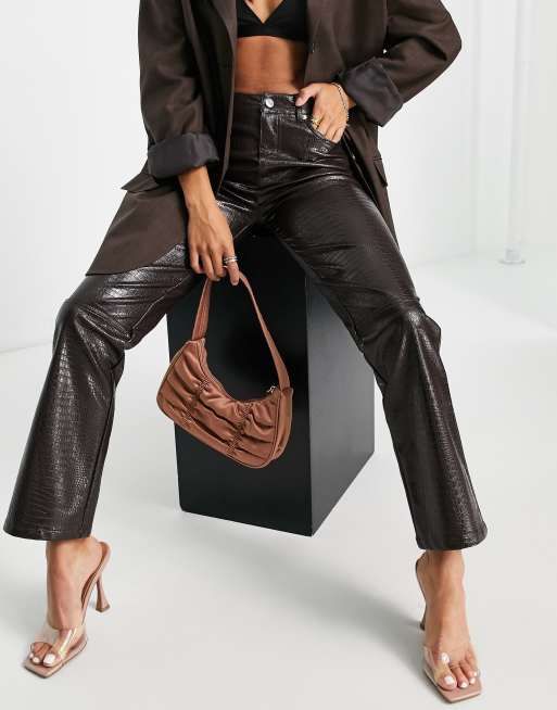 ASOS DESIGN Petite - Pantalon droit à taille basse en similicuir effet croco - Chocolat, 3 de 4