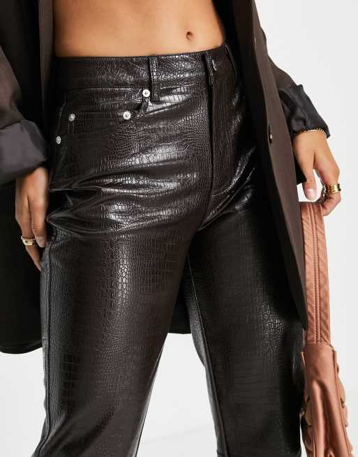ASOS DESIGN Petite - Pantalon droit à taille basse en similicuir effet croco - Chocolat, 4 de 4