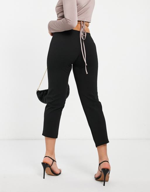 ASOS DESIGN Petite - Pantalon en crêpe avec pinces et chaîne à la taille - Noir, 2 de 4