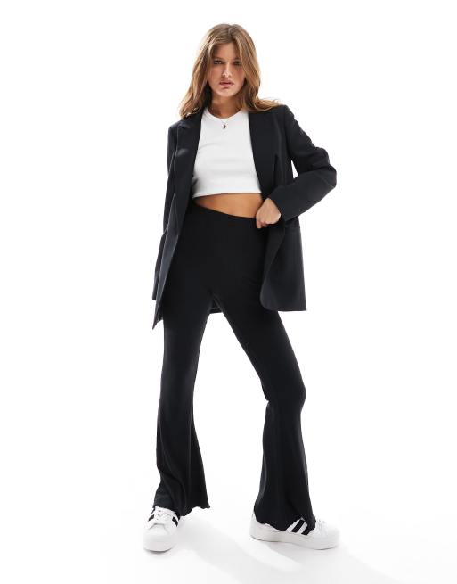 ASOS DESIGN Petite Pantalon evase cotele a ourlet ondule Noir ASOS