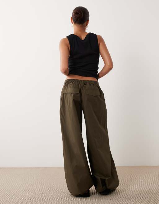 ASOS DESIGN Petite - Pantalon parachute avec cordon de serrage à l'ourlet - Kaki, 2 de 5