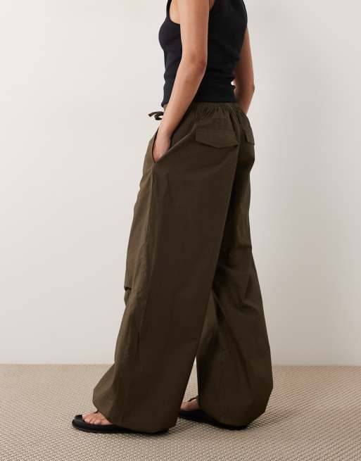 ASOS DESIGN Petite - Pantalon parachute avec cordon de serrage à l'ourlet - Kaki, 3 de 5