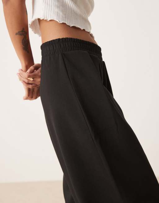 ASOS DESIGN Petite - Pantalon ultra ample en maille interlock - Noir, 2 de 5