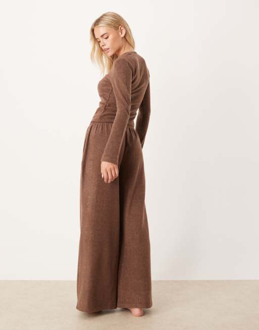 ASOS DESIGN Petite - Pantalon ultra ample en polaire légère à assortir - Chocolat, 3 de 4