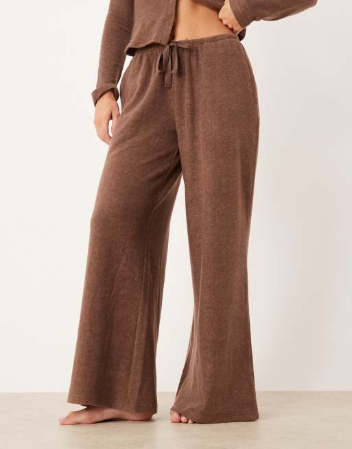 ASOS DESIGN Petite - Pantalon ultra ample en polaire légère à assortir - Chocolat, 4 de 4