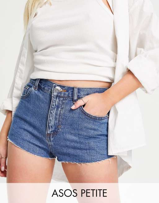 ASOS DESIGN Petite - Pantaloncini a vita alta in denim lavaggio medio - BLACK