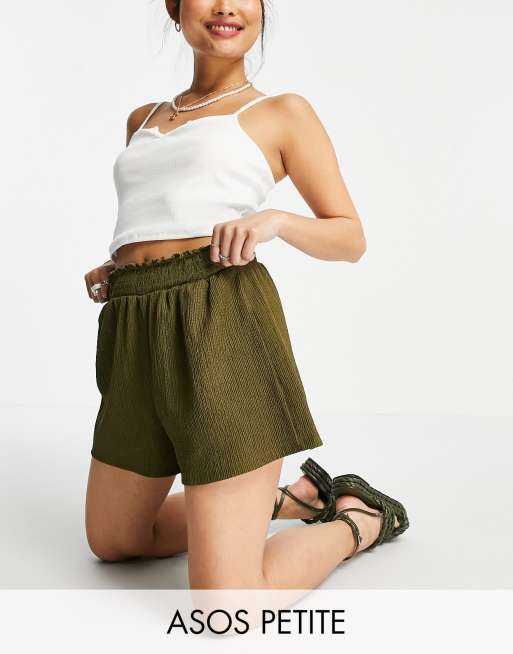 ASOS DESIGN Petite - Pantaloncini testurizzati con vita arricciata colore oliva