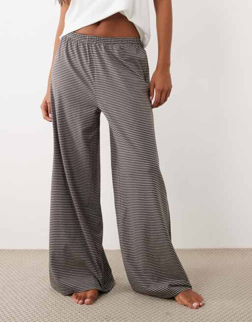 ASOS DESIGN Petite - Pantalones de pijama a rayas marrones, 3 de 4