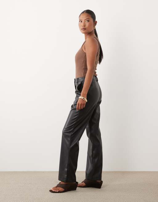 ASOS DESIGN Petite pantalones rectos de piel sintética en negro, 2 de 5