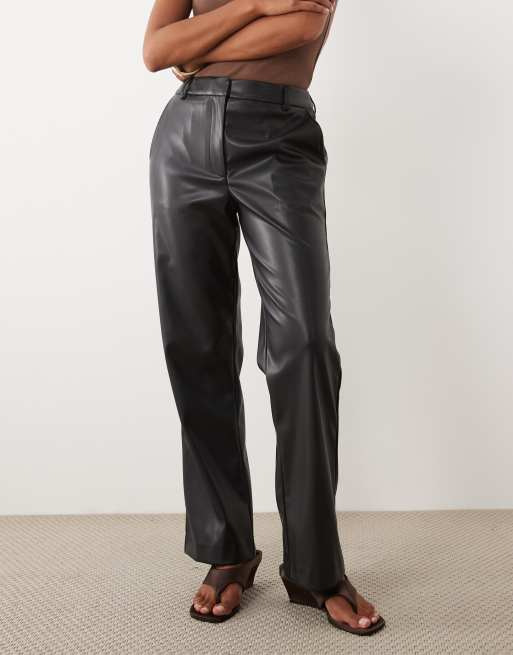 ASOS DESIGN Petite pantalones rectos de piel sintética en negro, 3 de 5