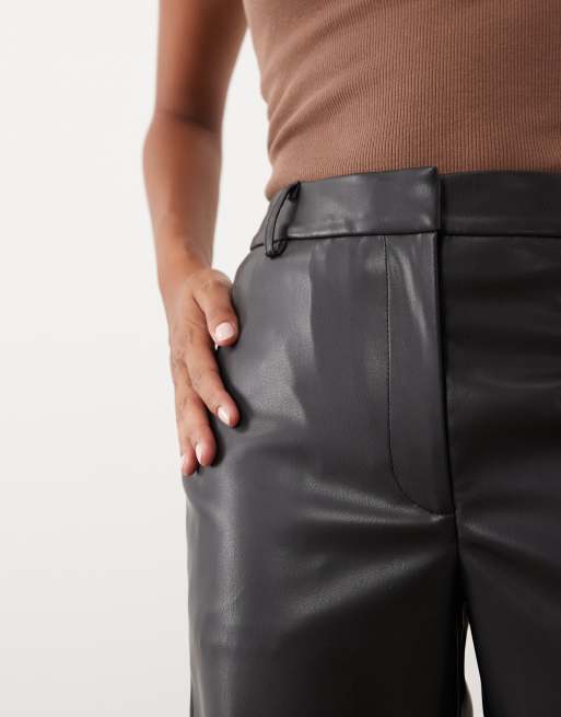 ASOS DESIGN Petite pantalones rectos de piel sintética en negro, 5 de 5