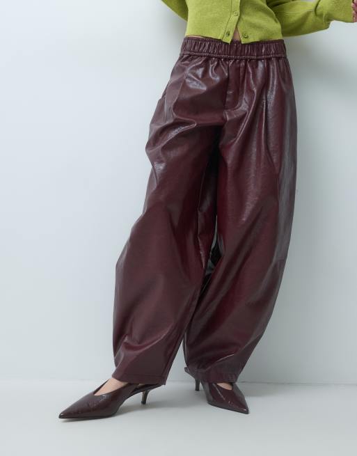 ASOS DESIGN Petite pantalones tapered de piel sintética efecto craquelado en burdeos, 2 de 5