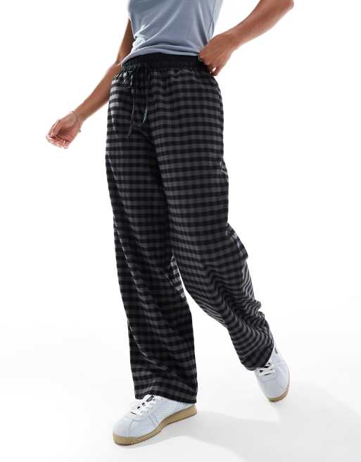 ASOS DESIGN Petite - Pantaloni a cilindro a quadri neri e grigi allacciati in vita, 3 di 5