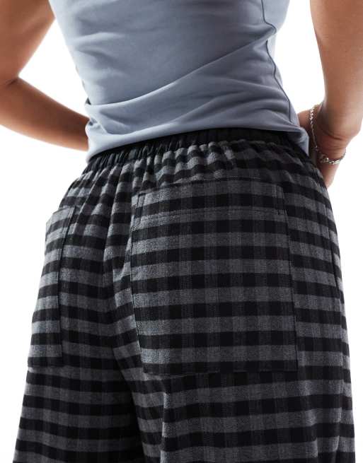 ASOS DESIGN Petite - Pantaloni a cilindro a quadri neri e grigi allacciati in vita, 5 di 5