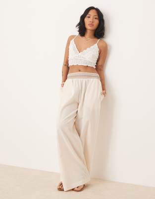 ASOS DESIGN Petite - Pantaloni a fondo ampio in misto lino color panna con dettaglio arricciato marrone in vita