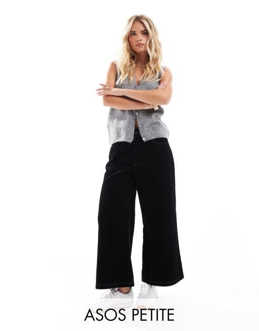 ASOS DESIGN Petite - Pantaloni a fondo ampio taglio corto in velluto nero a coste con cuciture a contrasto