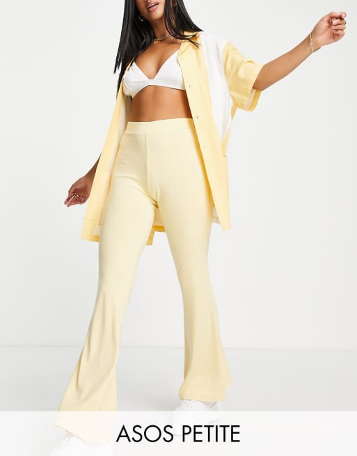 ASOS DESIGN Petite - Pantaloni a zampa color latticello