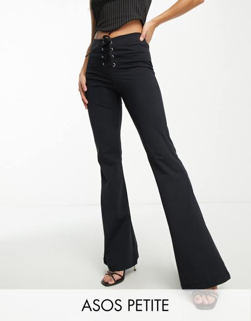 ASOS DESIGN Petite - Pantaloni a zampa in tricot di poliestere premium neri con allacciatura sul davanti
