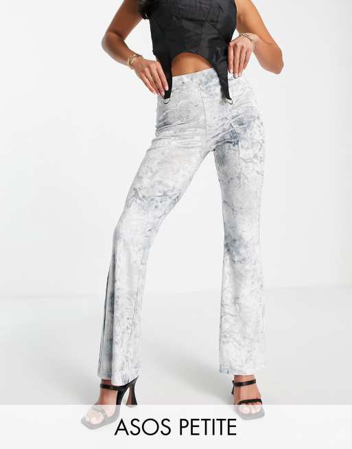 ASOS DESIGN Petite - Pantaloni a zampa in velluto riccio blu
