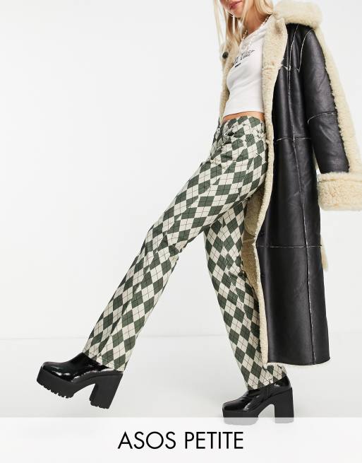 ASOS DESIGN Petite - Pantaloni a zampa taglio lungo a vita bassa verde bosco a rombi