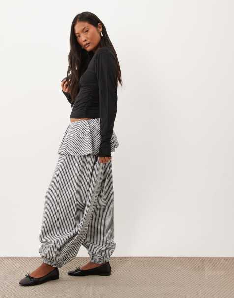 ASOS DESIGN Petite pantaloni balloon con dettaglio gonna sovrapposta a quadri bianco e nero - view 1