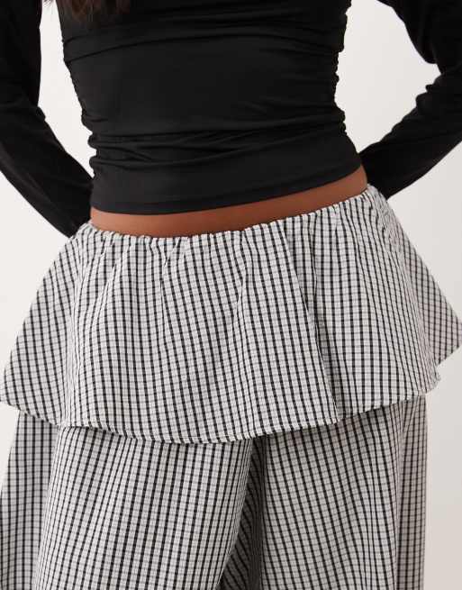 ASOS DESIGN Petite pantaloni balloon con dettaglio gonna sovrapposta a quadri bianco e nero, 3 di 5