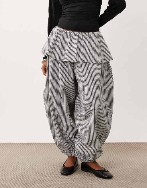 ASOS DESIGN Petite pantaloni balloon con dettaglio gonna sovrapposta a quadri bianco e nero, 4 di 5