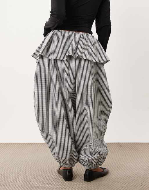 ASOS DESIGN Petite pantaloni balloon con dettaglio gonna sovrapposta a quadri bianco e nero, 5 di 5