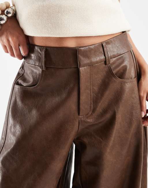 ASOS DESIGN Petite pantaloni barrel sartoriali in similpelle marrone chiaro, 4 di 5