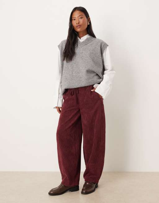 ASOS DESIGN Petite - Pantaloni bombati in velluto a coste bordeaux