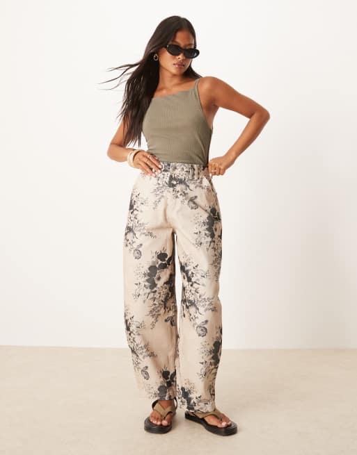 ASOS DESIGN Petite - Pantaloni color tortora con stampa a fiori e gamba cilindrica
