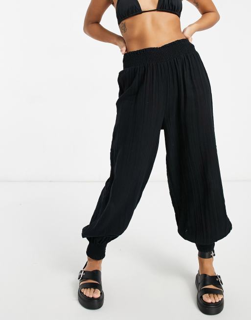 ASOS DESIGN Petite - Pantaloni harem da spiaggia arricciati neri, 4 di 4