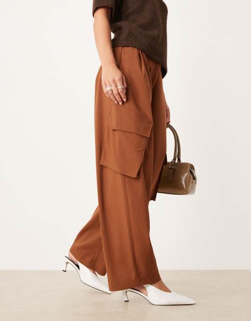 ASOS DESIGN Petite - Pantaloni sartoriali a cilindro marrone tabacco multitasche