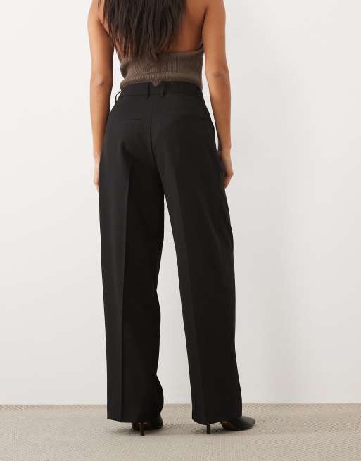 ASOS DESIGN Petite pantaloni sartoriali a gamba larga con piega in nero, 5 di 5
